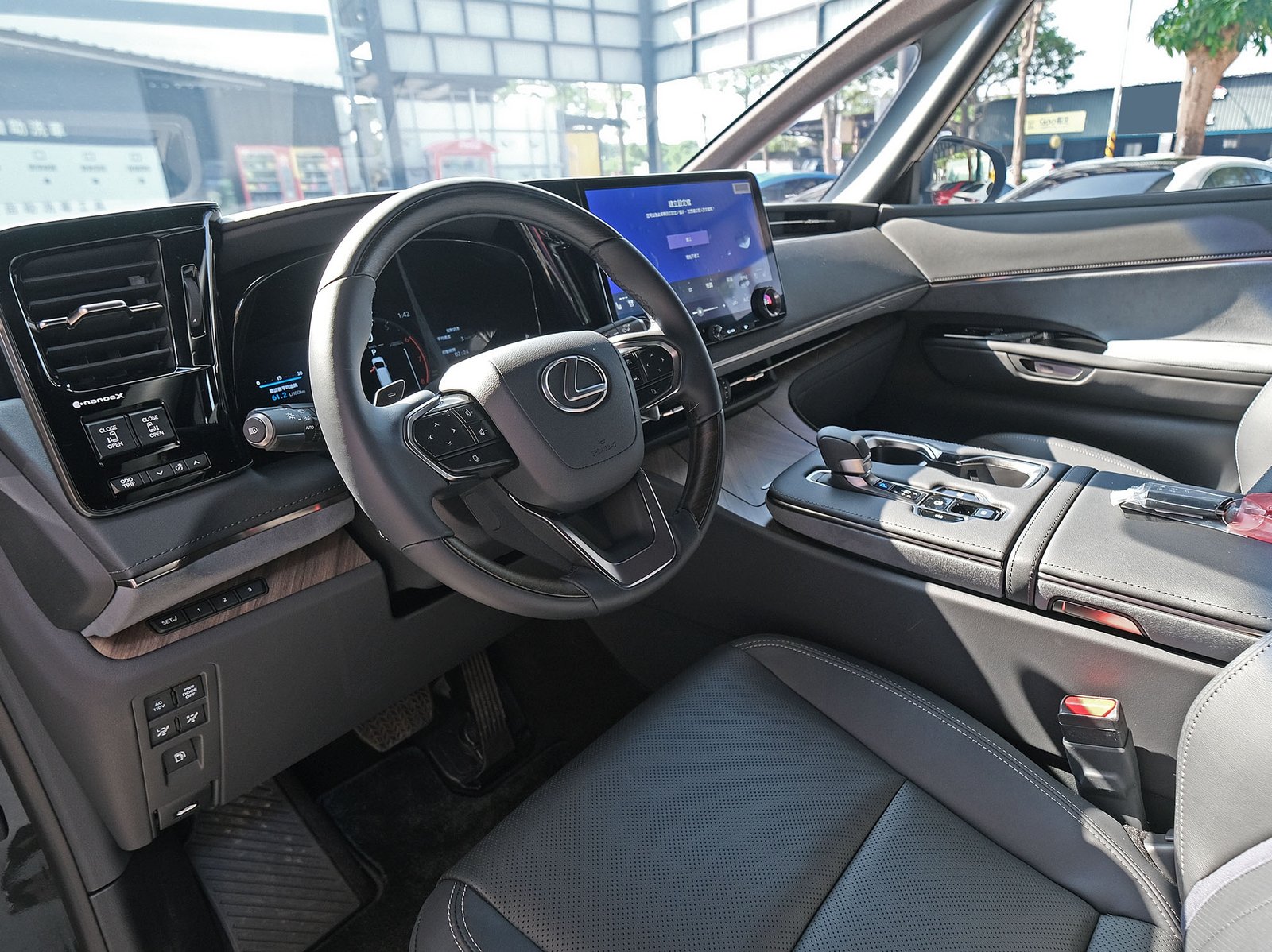 LEXUS LM350h 桃園中古車實車照 24
