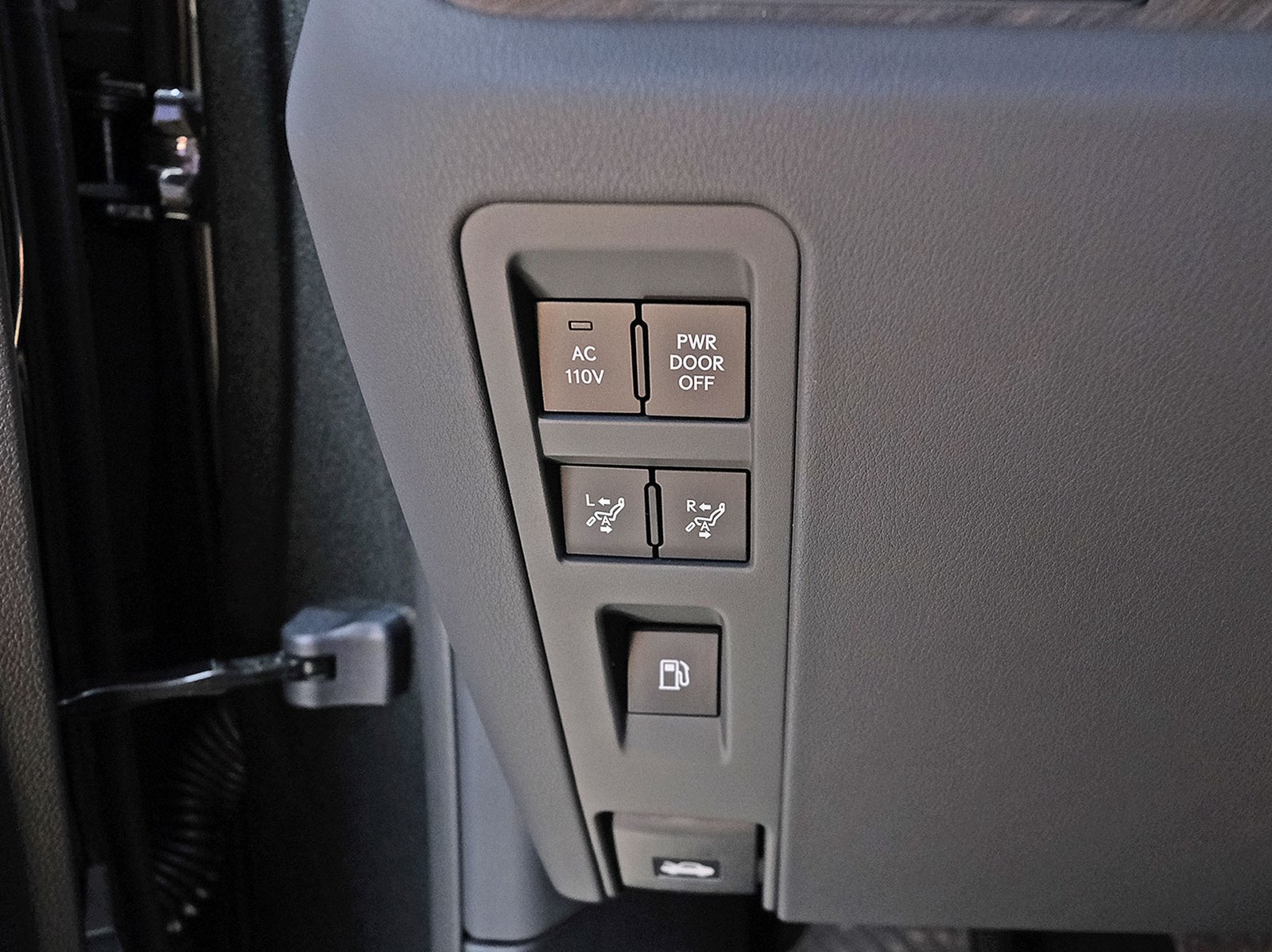 LEXUS LM350h 桃園中古車實車照 35