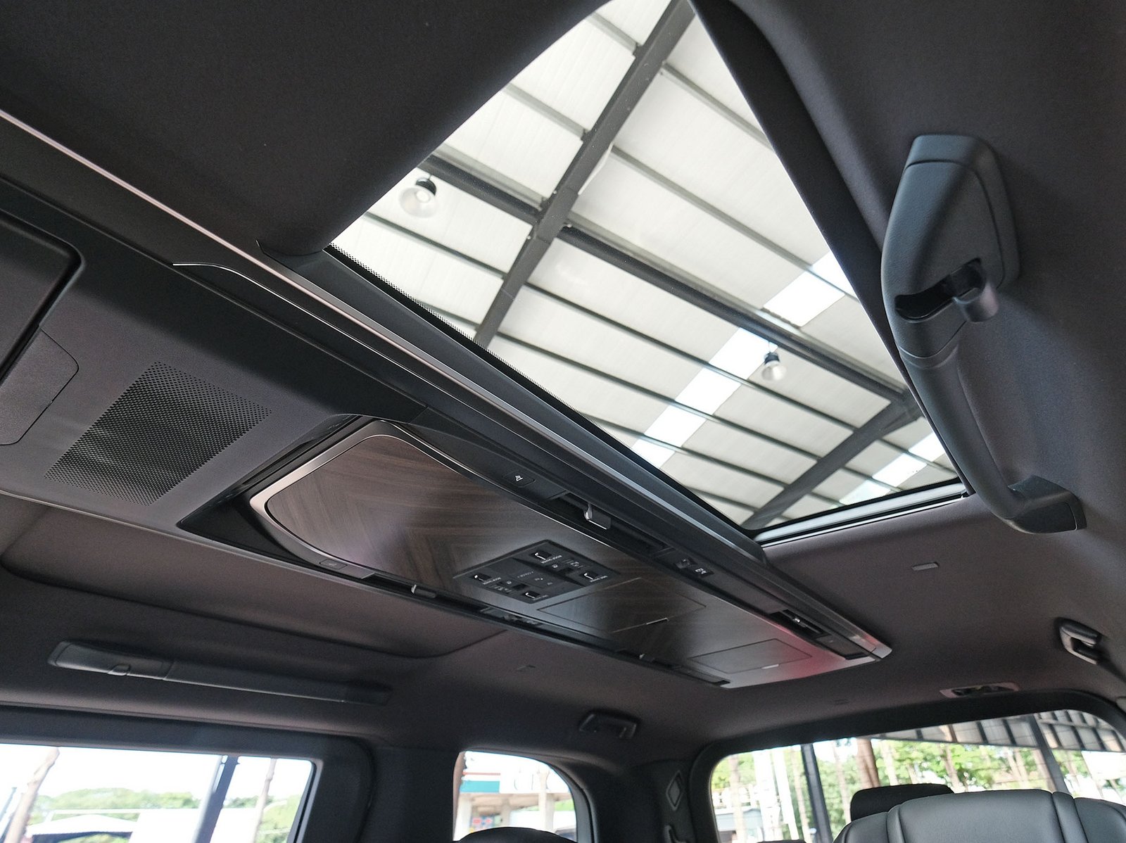LEXUS LM350h 桃園中古車實車照 36