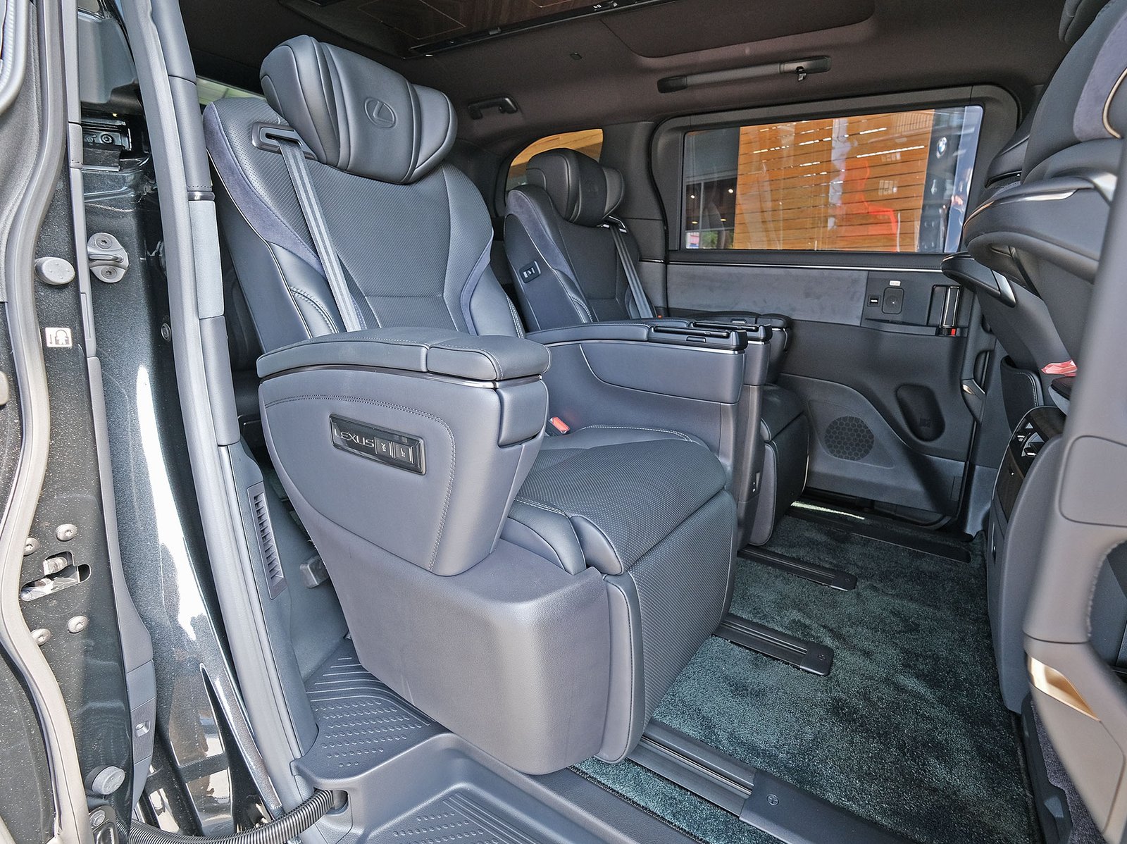 LEXUS LM350h 桃園中古車實車照 40